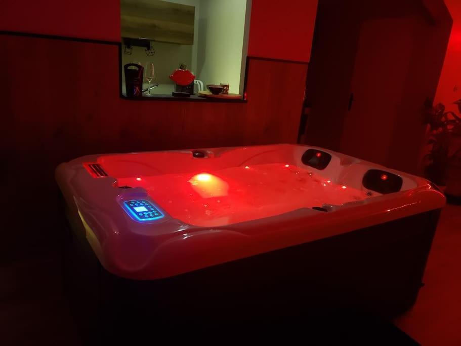 Bulles Etoilees Appartement Avec Jacuzzi Prive Montrevel-en-Bresse Eksteriør billede