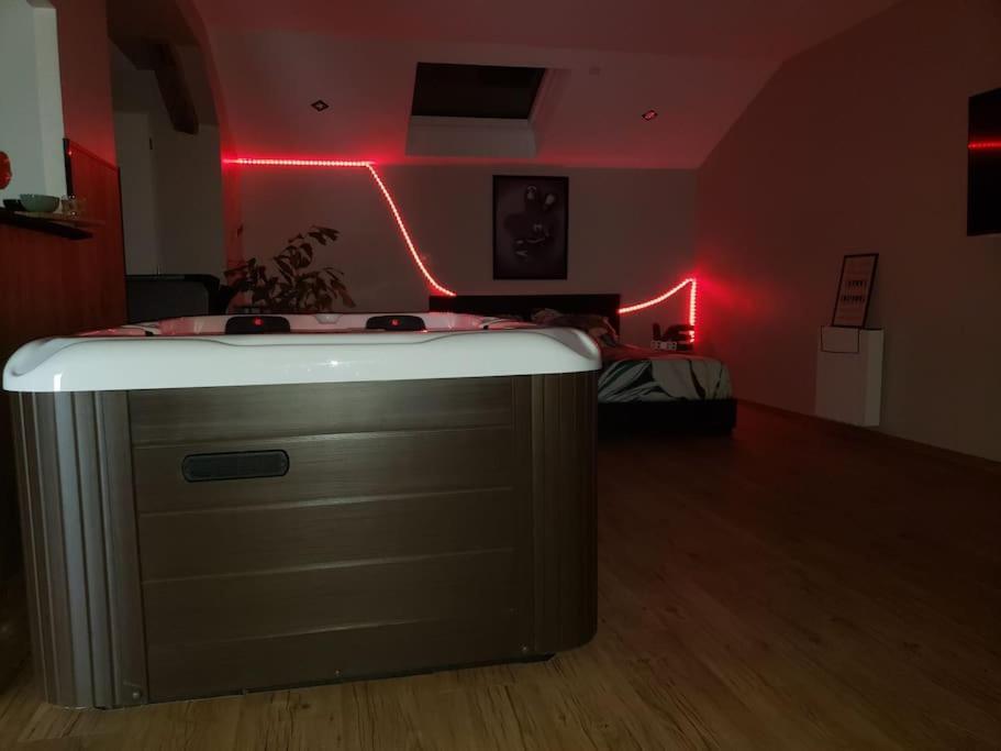 Bulles Etoilees Appartement Avec Jacuzzi Prive Montrevel-en-Bresse Eksteriør billede